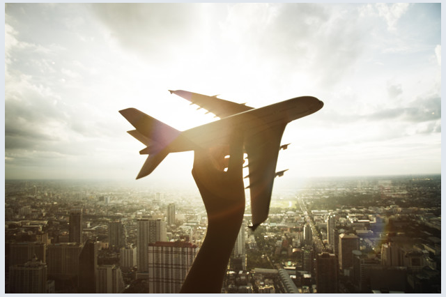 Imagem de um avião a sobrevoar uma cidade