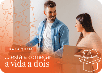 Casal com caixas de mudanças na mão.