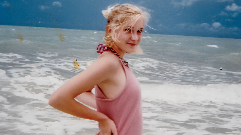 Fotografia de Virgínia numa praia, na adolescência